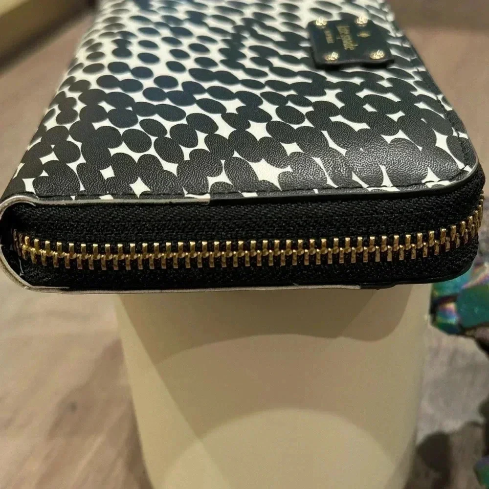KATE SPADE LONG WALLET BLACK AND WHITE